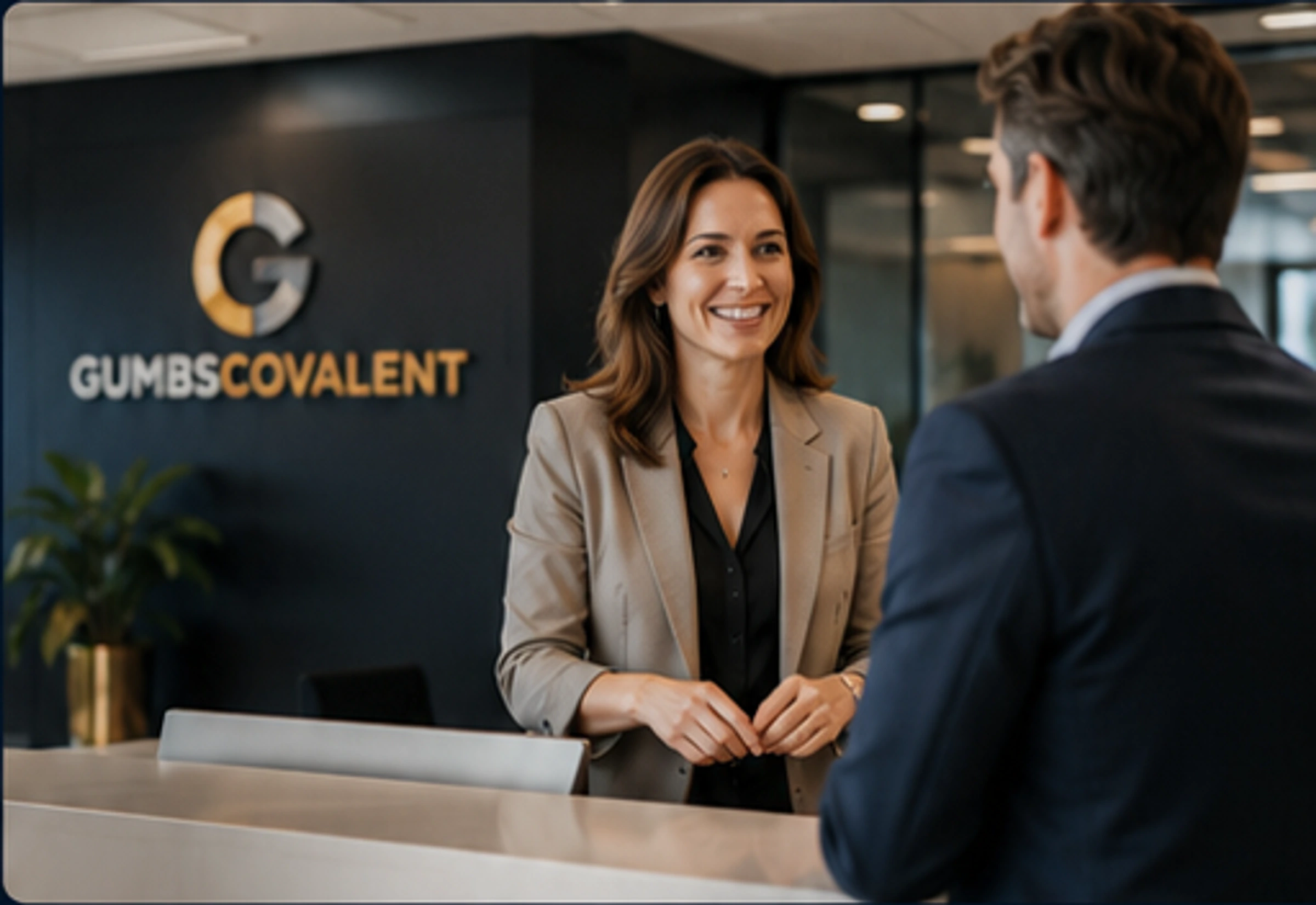 Een bezoeker wordt persoonlijk ontvangen bij de receptie van GumbsCovalent.